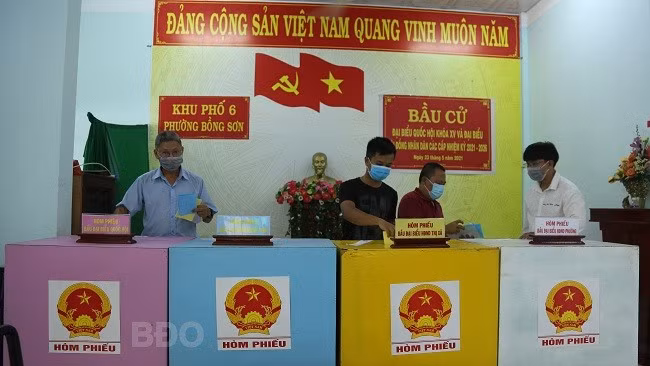 Cử tri khu phố 6, phường Bồng Sơn bỏ phiếu bầu. ẢNH: THÁI NGÂN