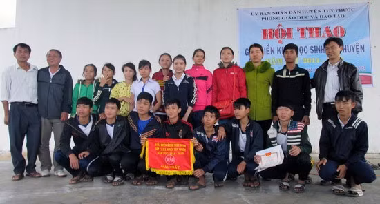 Ban Tổ chức trao giải Nhất toàn đoàn cho Trường THCS Phước Hiệp.