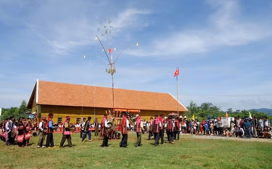 Các lễ hội văn hóa đang dần được khôi phục.