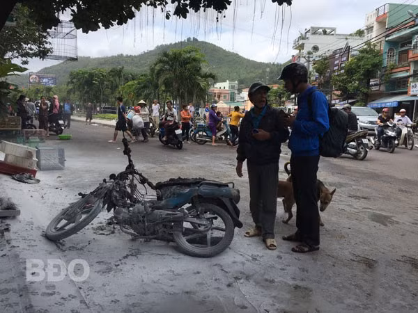 Ông Mạc (bên trái) kể lại vụ việc với phóng viên.