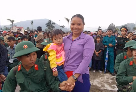 Mí Hre tạm biệt con trai trước lúc về đơn vị mới