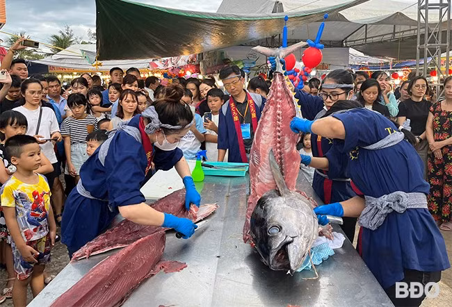 Trong 5 ngày (11 - 15.7) diễn ra Lễ hội Tinh hoa đất biển Bình Định 2024, Công ty TNHH Mãi Tín Bình Định biểu diễn mổ phi lê cá ngừ đại dương để các đầu bếp chế biến món ăn phục vụ du khách. Ảnh: HẢI YẾN