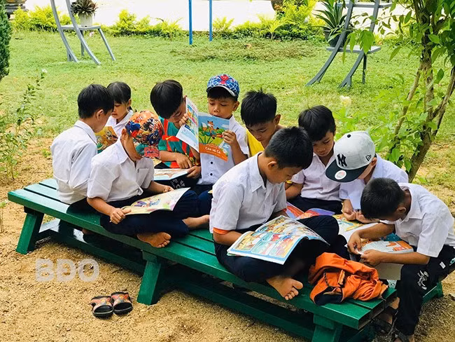 Học sinh chăm chú đọc sách tại thư viện thứ 5, Trường Tiểu học Bok Tới (xã Bok Tới, huyện Hoài Ân). Ảnh: ĐVCC
