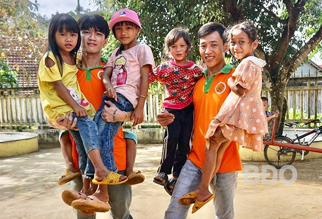 Tình yêu trẻ em là sợi dây kết nối giữa các tình nguyện viên dự án. - Trong ảnh: Tình nguyện viên gần gũi với trẻ em tại dự án thứ 6, Trường Tiểu học An Toàn (xã An Toàn, huyện An Lão). Ảnh: D.L