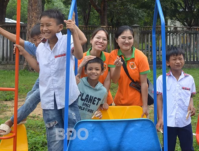 Chị Thái Ngọc Sang (trái) và Trần Thị Thúy Hằng (phải) là những người trẻ theo dự án từ thuở ban đầu. Ảnh: D.L