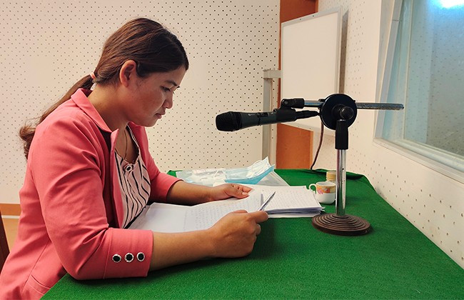 Chị Đinh Thị Liêng đọc chương trình phát thanh tiếng H’re. Ảnh: D.T.D Chị Đinh Thị Liêng đọc chương trình phát thanh tiếng H’re. Ảnh: D.T.D