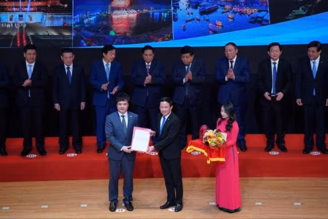 Ông Nguyễn Văn Khoa- Tổng Giám đốc Tập đoàn FPT (ngoài cùng bên trái) nhận giấy phép từ Chủ tịch UBND tỉnh Bình Định Phạm Anh Tuấn. (Ảnh FPT Software)