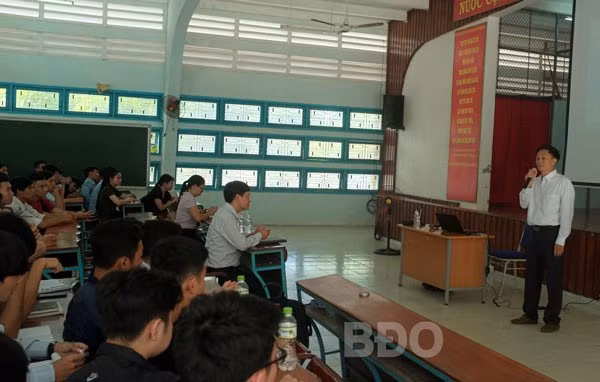 Chuyên gia Công ty TMA Solutions giảng dạy cho sinh viên ngành CNTT của khoa CNTT, Trường ĐH Quy Nhơn trong khuôn khổ chương trình hợp tác giữa hai đơn vị.