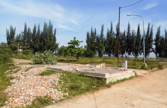 Sau khi đưa vào sử dụng không lâu giờ đây Công viên Nhơn Thọ đã trở thành bãi đất hoang, cỏ dại mọc um tùm. Ảnh: TRỌNG LỢI