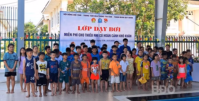 Khai giảng lớp bơi miễn phí cho trẻ em có hoàn cảnh khó khăn. Ảnh: VĂN LƯU