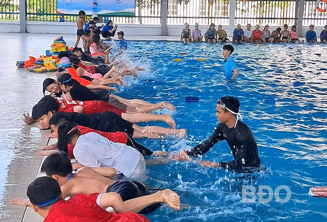 Các em tập cách đạp nước khi bơi. Ảnh: VĂN LƯU