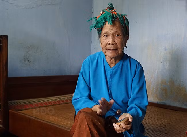 Cụ Lê Thị Đào gõ song lang hô bài chòi khi khách đến thăm lúc 93 tuổi.