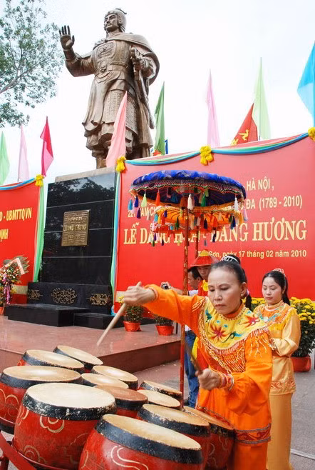 Nhạc võ Tây Sơn cần có thêm những gương mặt biểu diễn mới. - Trong ảnh: Nghệ nhân Nguyễn Thị Thuận đang biểu diễn nhạc võ. Ảnh: HOA KHÁ