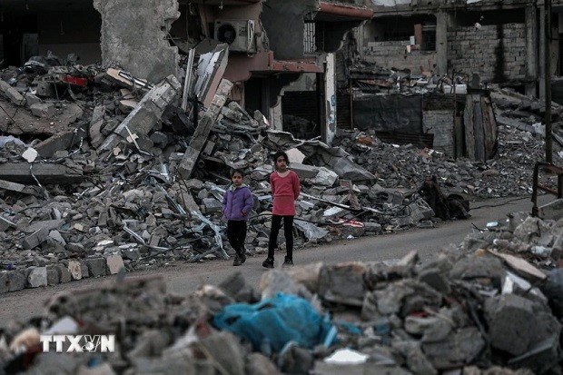 Đống đổ nát sau các cuộc không kích của Israel xuống Dải Gaza ngày 30.11.2024. (Ảnh: THX/TTXVN)