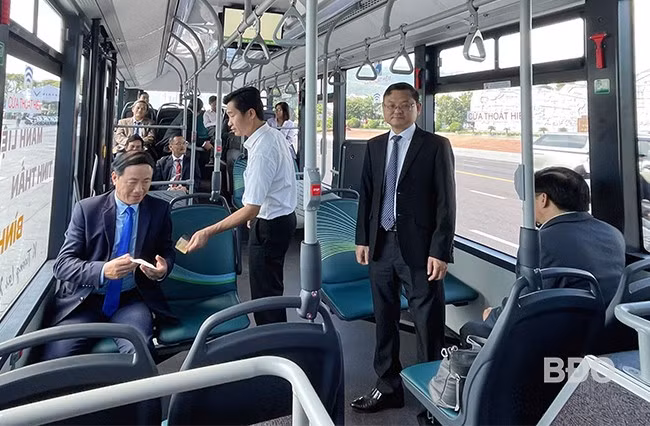 Lãnh đạo tỉnh, đại biểu cùng lãnh đạo Tập đoàn Vingroup trải nghiệm xe buýt điện. Ảnh: HẢI YẾN
