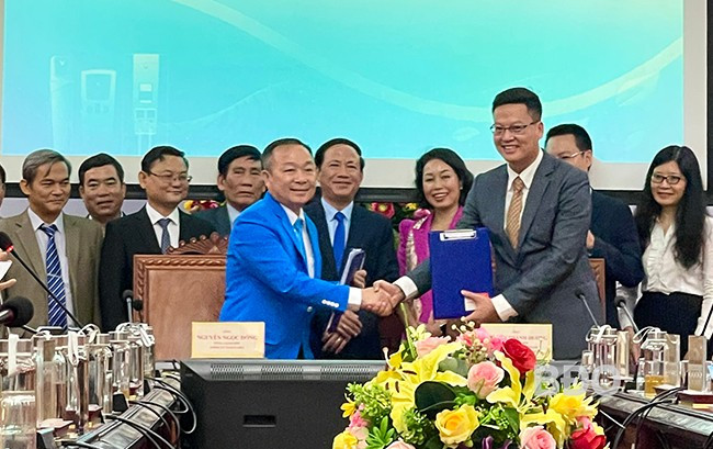 Đại diện Công ty CP Phát triển trạm sạc toàn cầu V-GREEN ký hợp đồng với Lado Taxi để triển khai mô hình trạm sạc nhượng quyền V-GREEN trên địa bàn tỉnh. Ảnh: HẢI YẾN Đại diện Công ty CP Phát triển trạm sạc toàn cầu V-GREEN ký hợp đồng với Lado Taxi để triển khai mô hình trạm sạc nhượng quyền V-GREEN trên địa bàn tỉnh. Ảnh: HẢI YẾN