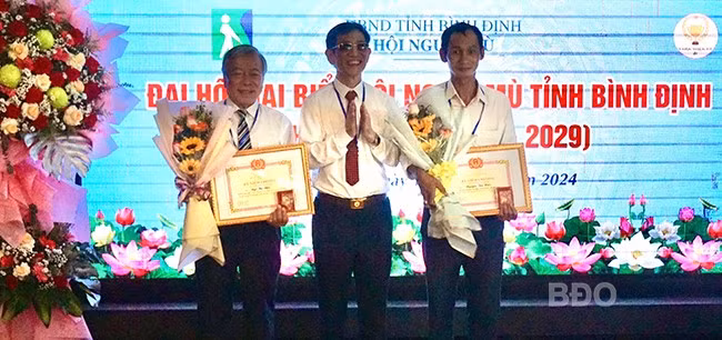 Trung ương Hội Người mù trao kỷ niệm chương “Vì hạnh phúc người mù” cho các cá nhân. Ảnh: D.L