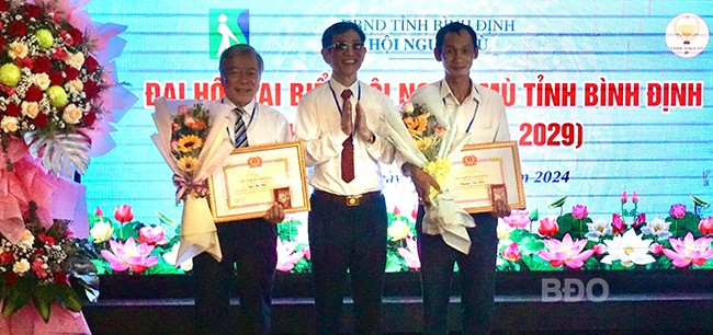 Trung ương Hội Người mù trao kỷ niệm chương “Vì hạnh phúc người mù” cho các cá nhân. Ảnh: D.L