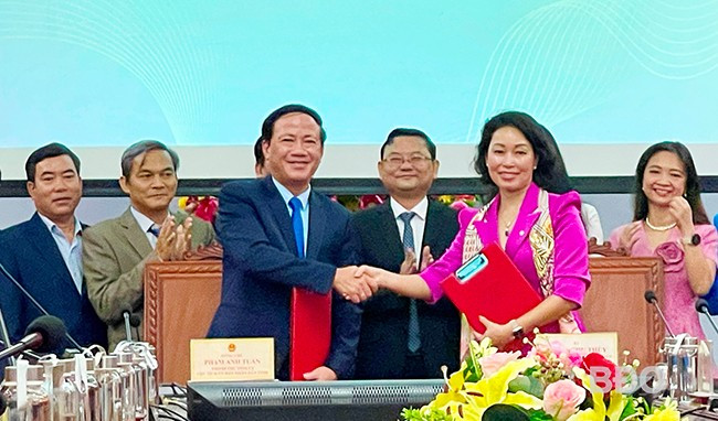 Chủ tịch UBND tỉnh Phạm Anh Tuấn và bà Lê Thị Thu Thủy, Phó Chủ tịch Tập đoàn Vingroup ký kết biên bản ghi nhớ hợp tác chuyển đổi xanh toàn diện trên địa bàn tỉnh. Ảnh: HẢI YẾN Chủ tịch UBND tỉnh Phạm Anh Tuấn và bà Lê Thị Thu Thủy, Phó Chủ tịch Tập đoàn Vingroup ký kết biên bản ghi nhớ hợp tác chuyển đổi xanh toàn diện trên địa bàn tỉnh. Ảnh: HẢI YẾN