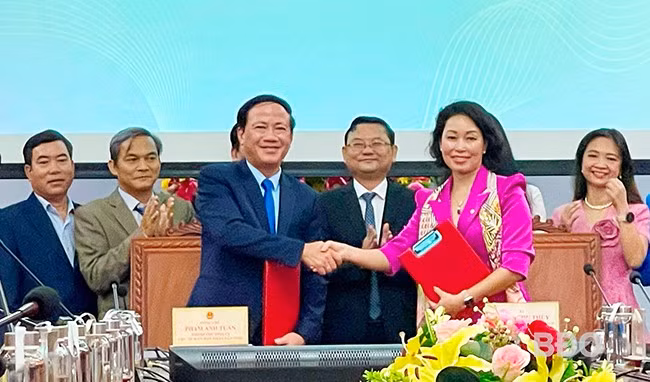Chủ tịch UBND tỉnh Phạm Anh Tuấn và bà Lê Thị Thu Thủy, Phó Chủ tịch Tập đoàn Vingroup ký kết biên bản ghi nhớ hợp tác chuyển đổi xanh toàn diện trên địa bàn tỉnh. Ảnh: HẢI YẾN
