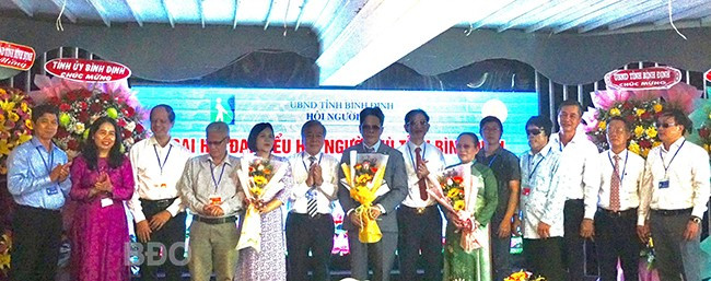 Ban chấp hành Hội Người mù tỉnh nhiệm kỳ mới ra mắt đại hội. Ảnh: D.L