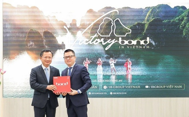 MV đã được trao tặng cho lãnh đạo tỉnh Quảng Ninh