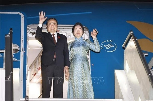 Chủ tịch Quốc hội Trần Thanh Mẫn và Phu nhân lên chuyên cơ tại Sân bay quốc tế I. Karimov Tashkent, Thủ đô Tashkent, Cộng hòa Uzbekistan. Chủ tịch Quốc hội Trần Thanh Mẫn và Phu nhân lên chuyên cơ tại Sân bay quốc tế I. Karimov Tashkent, Thủ đô Tashkent, Cộng hòa Uzbekistan.