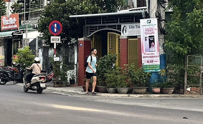 Tại số nhà 103 Trần Thị Kỷ, vỉa hè quá nhỏ hẹp nhưng đã bị chiếm dụng để các chậu cây cảnh. Ảnh: THẢO VY Tại số nhà 103 Trần Thị Kỷ, vỉa hè quá nhỏ hẹp nhưng đã bị chiếm dụng để các chậu cây cảnh. Ảnh: THẢO VY