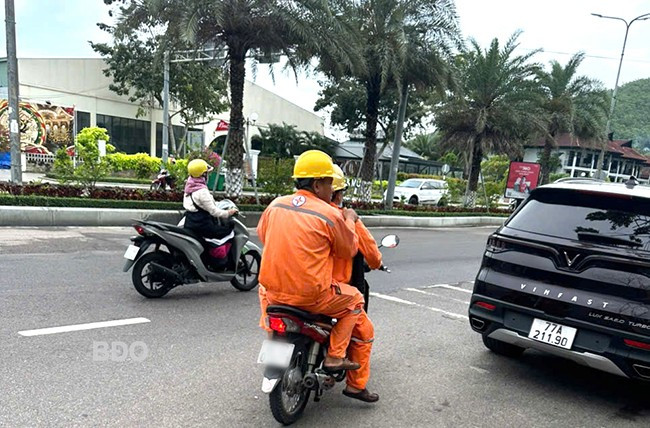 Các đối tượng giả danh nhân viên điện lực đến nhà người dân trên địa bàn TP Quy Nhơn rao bán thiết bị chuyên dụng với giá rẻ. Ảnh: Người dân cung cấp Các đối tượng giả danh nhân viên điện lực đến nhà người dân trên địa bàn TP Quy Nhơn rao bán thiết bị chuyên dụng với giá rẻ. Ảnh: Người dân cung cấp