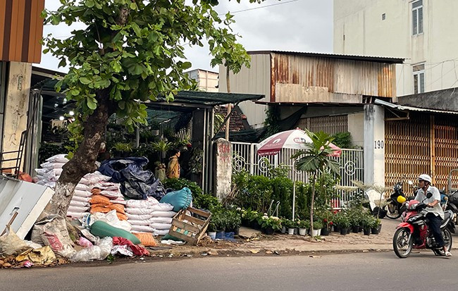 Tại số nhà 194 Hoàng Văn Thụ, một cửa hàng bán cây cảnh bày trí cây cảnh và các bao đất chiếm hết vỉa hè. Ảnh: THẢO VY Tại số nhà 194 Hoàng Văn Thụ, một cửa hàng bán cây cảnh bày trí cây cảnh và các bao đất chiếm hết vỉa hè. Ảnh: THẢO VY