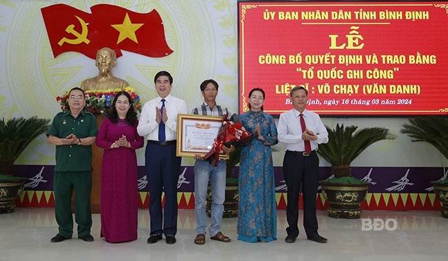 Lãnh đạo UBND tỉnh, Đoàn ĐBQH tỉnh, Sở LĐ-TB&XH, Hội Cựu Thanh niên xung phong tỉnh, Thị ủy Hoài Nhơn trao Bằng Tổ quốc ghi công cho liệt sĩ Võ Chạy, năm 2024. Ảnh: HỒNG PHÚC Lãnh đạo UBND tỉnh, Đoàn ĐBQH tỉnh, Sở LĐ-TB&XH, Hội Cựu Thanh niên xung phong tỉnh, Thị ủy Hoài Nhơn trao Bằng Tổ quốc ghi công cho liệt sĩ Võ Chạy, năm 2024. Ảnh: HỒNG PHÚC