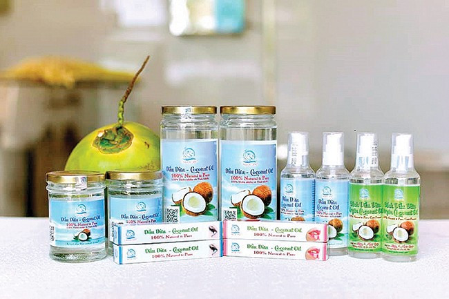 Không chỉ sản xuất dầu dừa tinh khiết, HTX Nông nghiệp Ngọc An còn cho ra những dòng sản phẩm chăm sóc sắc đẹp. Ảnh: HTX Ngọc An Không chỉ sản xuất dầu dừa tinh khiết, HTX Nông nghiệp Ngọc An còn cho ra những dòng sản phẩm chăm sóc sắc đẹp. Ảnh: HTX Ngọc An