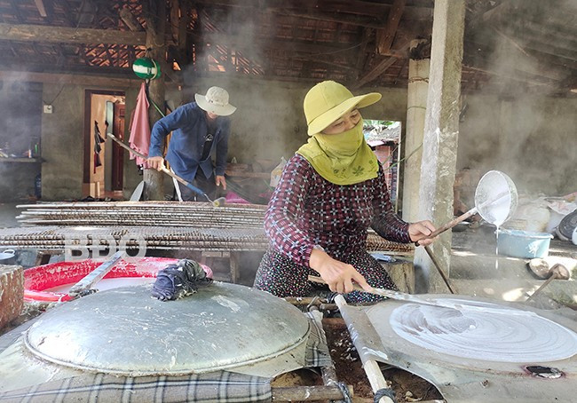 Nghề làm bánh tráng mì Hưng Nhượng tạo việc làm thường xuyên cho gần 100 lao động thời vụ, với mức thu nhập dao động từ 3 - 7 triệu đồng/người/tháng. Ảnh: DIỆP THỊ DIỆU Nghề làm bánh tráng mì Hưng Nhượng tạo việc làm thường xuyên cho gần 100 lao động thời vụ, với mức thu nhập dao động từ 3 - 7 triệu đồng/người/tháng. Ảnh: DIỆP THỊ DIỆU
