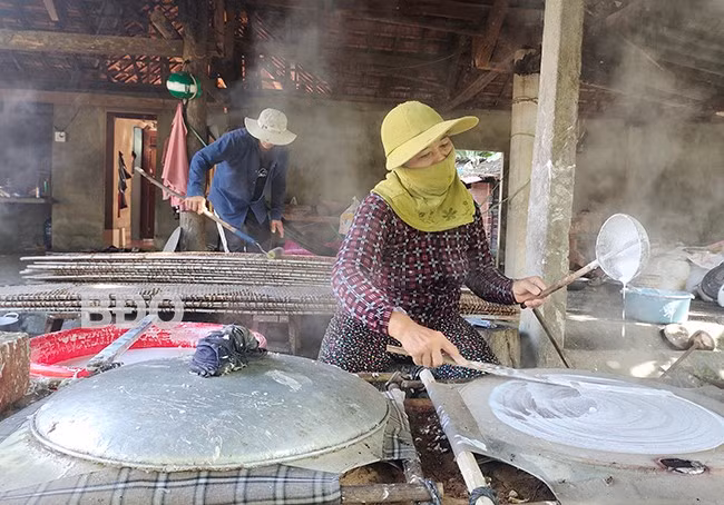 Nghề làm bánh tráng mì Hưng Nhượng tạo việc làm thường xuyên cho gần 100 lao động thời vụ, với mức thu nhập dao động từ 3 - 7 triệu đồng/người/tháng. Ảnh: DIỆP THỊ DIỆU