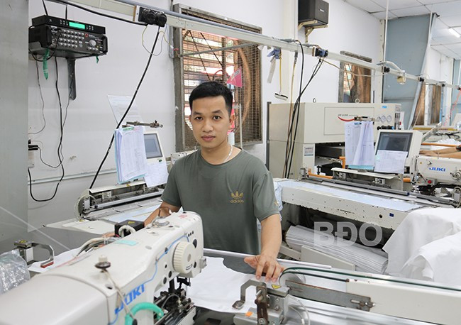 Công nhân Nguyễn Đoàn Văn làm việc tại Công ty CP May Tam Quan. Ảnh: H.THU