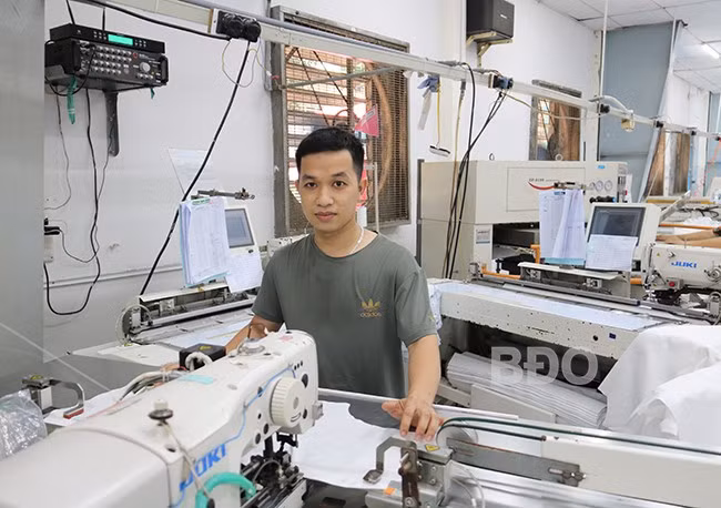 Công nhân Nguyễn Đoàn Văn làm việc tại Công ty CP May Tam Quan. Ảnh: H.THU