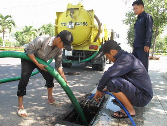 Công nhân Công ty cổ phần Môi trường đô thị Quy Nhơn đang nạo vét hố ga trên đường Nguyễn Tất Thành. Công nhân Công ty cổ phần Môi trường đô thị Quy Nhơn đang nạo vét hố ga trên đường Nguyễn Tất Thành.