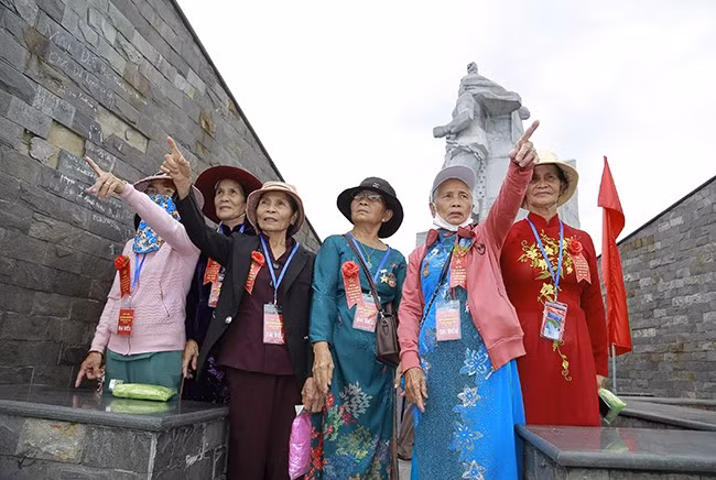 Các cựu nữ tù hồi tưởng lại vị trí của nhà tù năm xưa. Ảnh: H.P