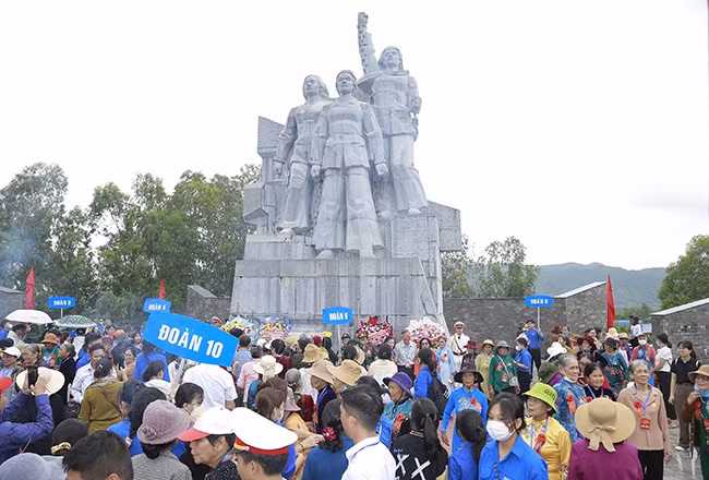 Hơn 400 cựu nữ tù binh Phú Tài dâng hoa, dâng hương tại Di tích và Tượng đài Nữ tù binh Trại giam Phú Tài. Ảnh: H.P