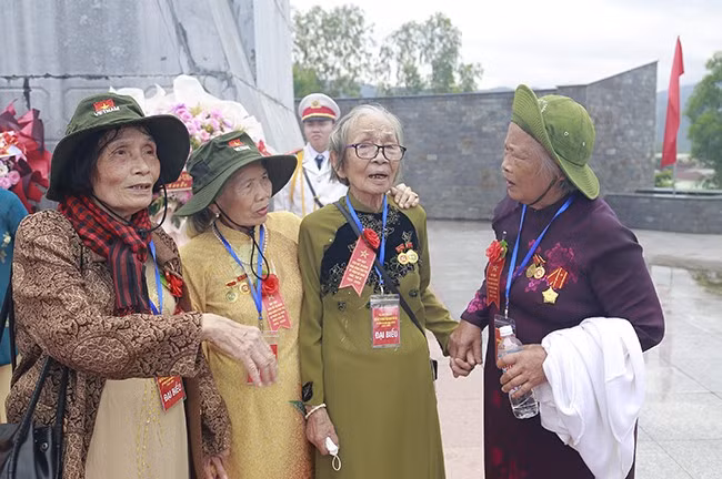 Cựu nữ tù binh Nguyễn Thị Quyết (tức Tám Chỉ, ở TP Quy Nhơn, thứ 2 từ phải qua), nguyên Bí thư Đảng ủy trại giam Phú Tài (biệt hiệu “BK” - Bất khuất) cùng các bạn tù năm xưa. Ảnh: H.P