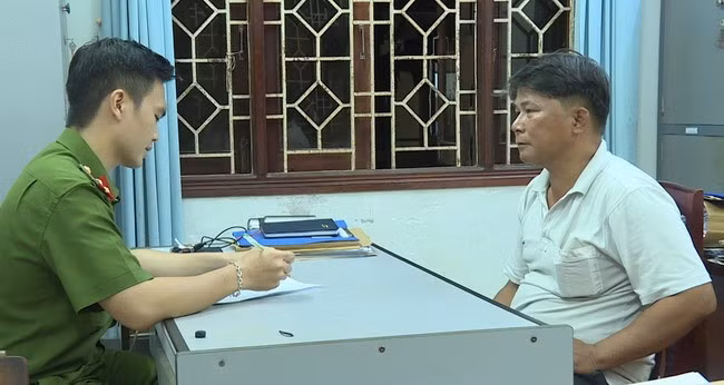 Đối tượng Lê Văn Mai tại cơ quan CA. Ảnh: T.L