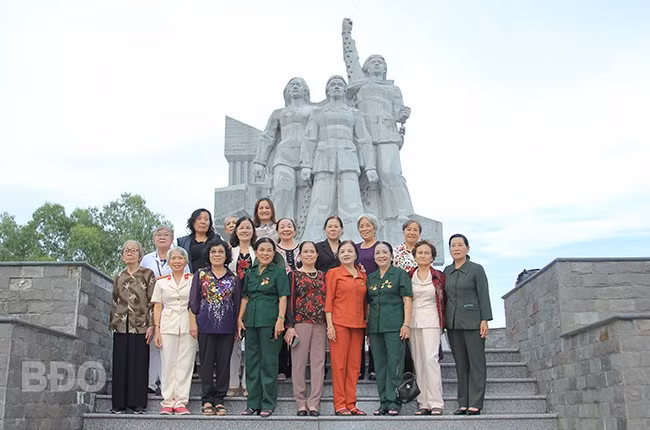 Các cựu nữ tù về thăm lại di tích lịch sử Trại giam tù binh Phú Tài và chụp ảnh lưu niệm trước Tượng đài Nữ tù binh Trại giam Phú Tài vào tháng 5.2022. Ảnh: H.P