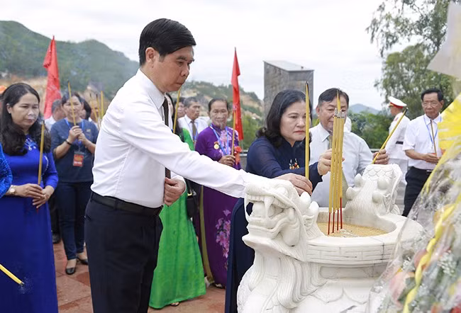 Lãnh đạo trung ương, tỉnh dâng hương trước Tượng đài Nữ tù binh Trại giam Phú Tài để tưởng nhớ công lao của các nữ chiến sĩ cộng sản kiên cường. Ảnh: H.P