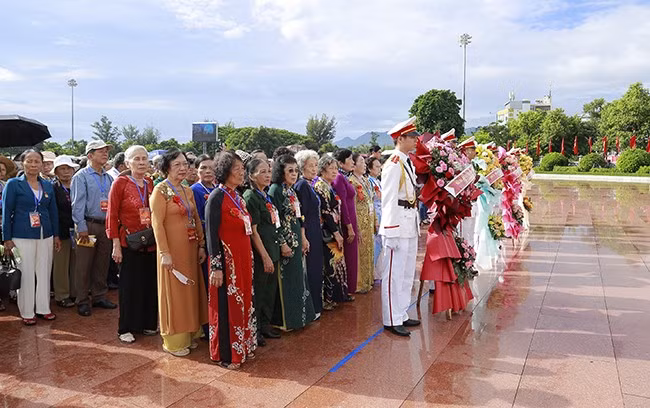 Các cựu nữ tù binh Phú Tài dâng hoa tại Tượng đài Nguyễn Sinh Sắc - Nguyễn Tất Thành. Ảnh: H.P
