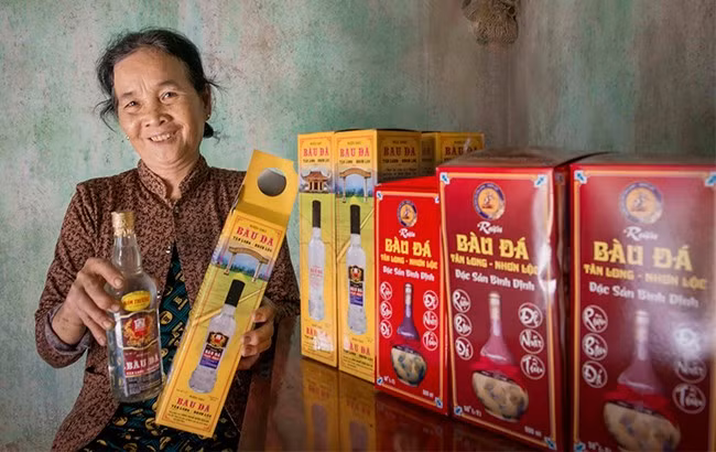 Bà Võ Thị Lượng hạnh phúc và tự hào với sản phẩm rượu Bầu Đá của gia đình với mẫu mã, bao bì đẹp được khách hàng tín nhiệm.