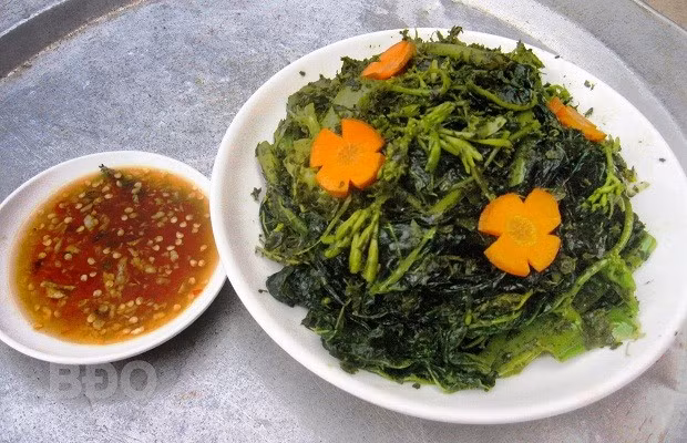 Món lá mì xào đọt đu đủ là tổng hòa tất cả mùi vị hấp dẫn.