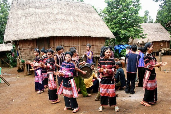 Ánh điện về làng, đồng bào xã Vĩnh Kim có điều kiện tiếp cận thông tin qua ti-vi. - Trong ảnh: Người dân múa hát chào mừng hoàn thành công trình đưa điện lưới quốc gia về xã Vĩnh Kim.
