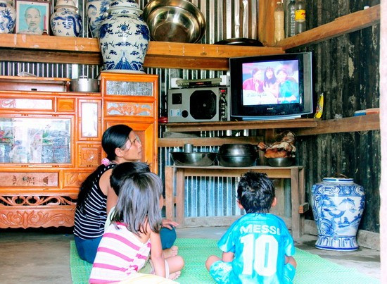 Cuộc sống của bà con đồng bào Vĩnh Kim nay đã đổi thay nhiều vì nhờ có điện lưới quốc gia phủ sóng.