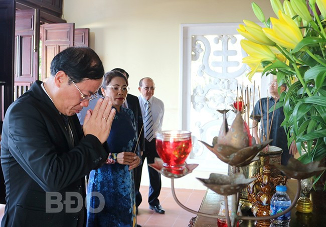 Hai đồng chí Phạm Anh Tuấn và Nguyễn Thị Phong Vũ dâng hương Đền thờ anh hùng liệt sĩ. Ảnh: H.THU