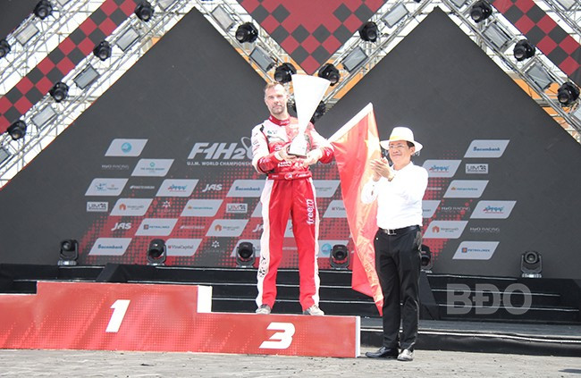 Chủ tịch UBND tỉnh Phạm Anh Tuấn trao cúp cho tay đua xếp hạng 3 Giải vô địch thế giới thuyền máy nhà nghề UIM F1H2O World Championship - chặng Grand Prix of Binh Dinh 2024, là Peter Morin - đội CTIC China (Trung Quốc). Ảnh: TRỌNG LỢI